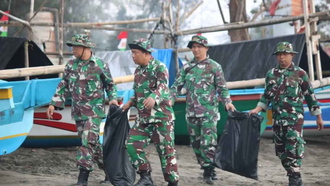 Bersih Pantai Batukaras